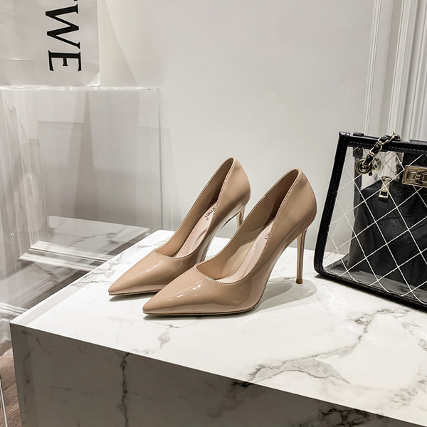 Női lakkcipő magassarkúval