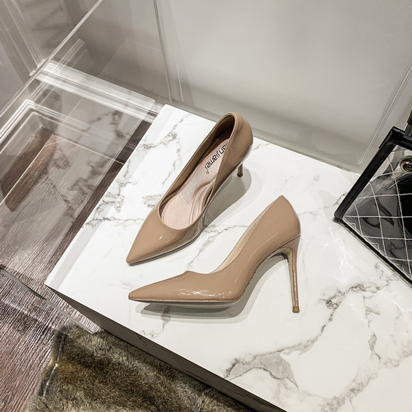 Női lakkcipő magassarkúval