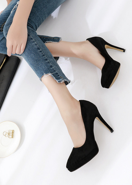 Öko velúrból készült modern női cipő platformmal és magassarkúval