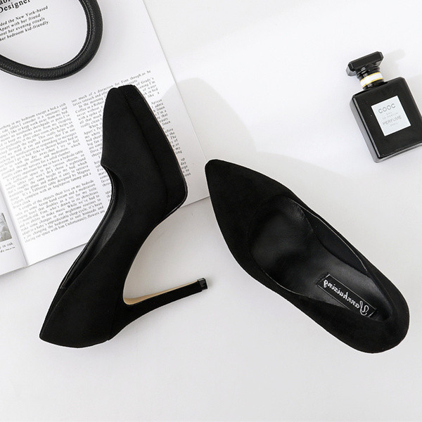 Öko velúrból készült modern női cipő platformmal és magassarkúval