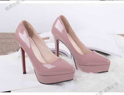 Női lakkcipő új modellje, magas vékony sarokkal