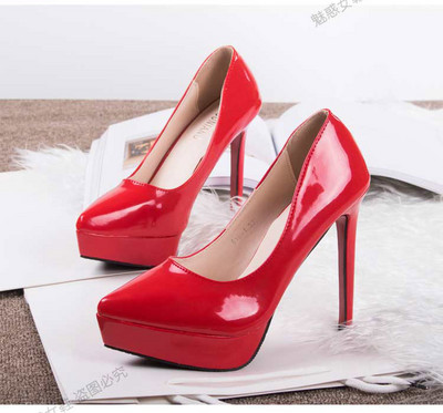 Női lakkcipő új modellje, magas vékony sarokkal