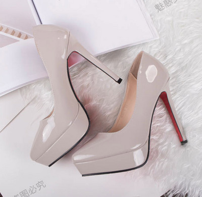 Női lakkcipő új modellje, magas vékony sarokkal