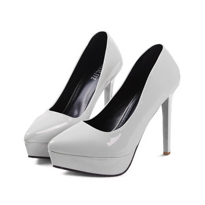 Női lakkcipő új modellje, magas vékony sarokkal