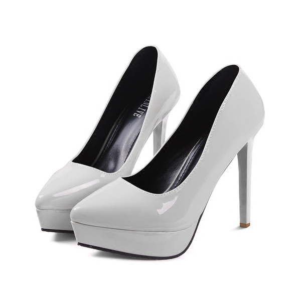 Női lakkcipő új modellje, magas vékony sarokkal