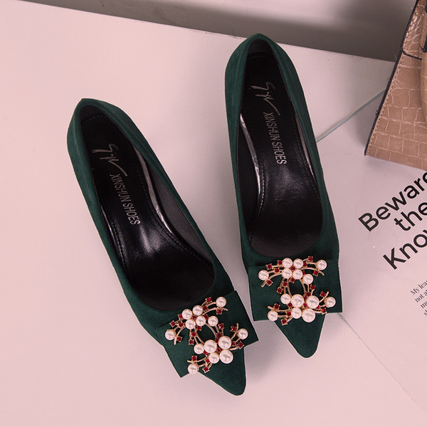 Elegáns női gyöngyös öko velúr cipő