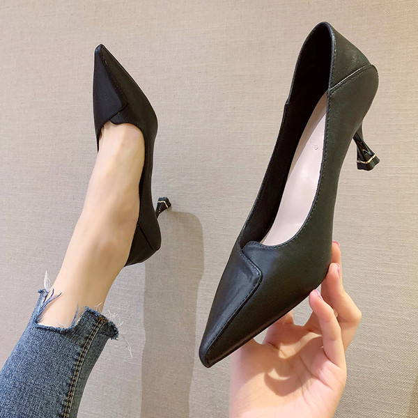 Öko bőrből készült, közepes sarkú, hegyes orrú női cipő