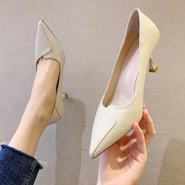 Öko bőrből készült, közepes sarkú, hegyes orrú női cipő