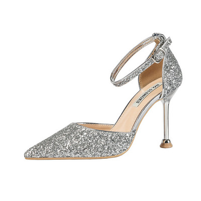 Μοντέρνα γυναικεία παπούτσια με γυαλιστερό εφέ σε δύο μοντέλα