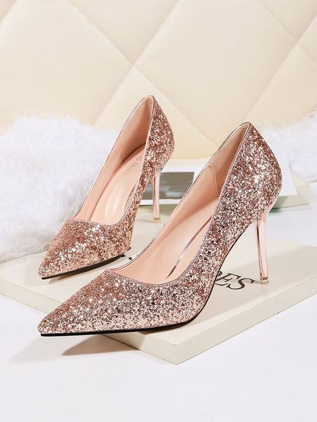 Μοντέρνα γυναικεία παπούτσια με γυαλιστερό εφέ σε δύο μοντέλα