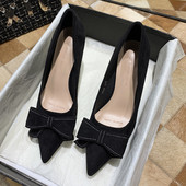 Modern női cipő hegyes modell szalaggal