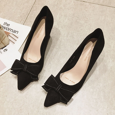 Modern női cipő hegyes modell szalaggal