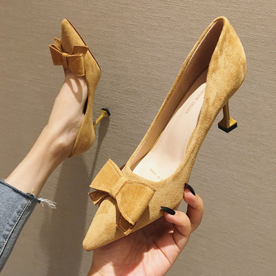 Modern női cipő hegyes modell szalaggal