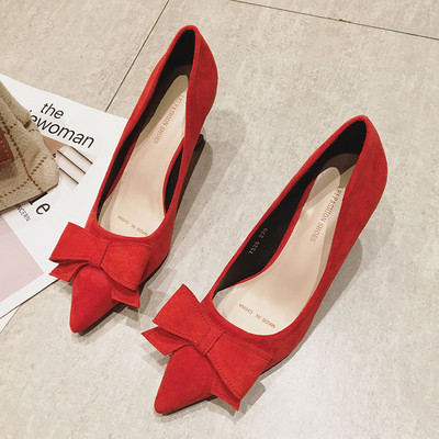 Modern női cipő hegyes modell szalaggal