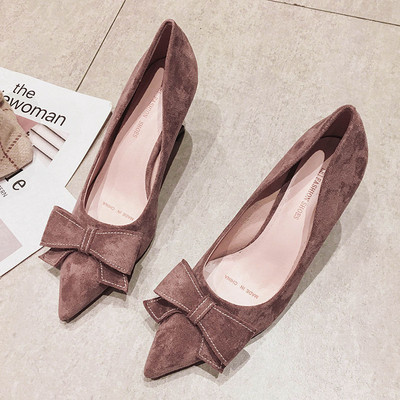 Modern női cipő hegyes modell szalaggal