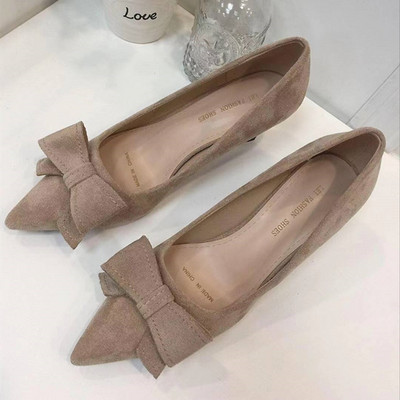 Modern női cipő hegyes modell szalaggal