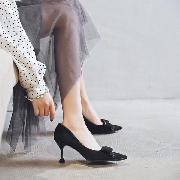 Modern női cipő hegyes modell szalaggal