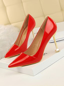 Eko bőrből vagy öko velúrból készült stílusos női magassarkú cipő