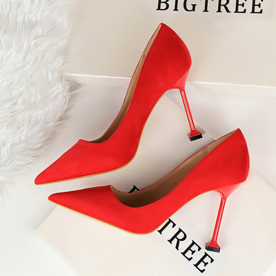 Eko bőrből vagy öko velúrból készült stílusos női magassarkú cipő