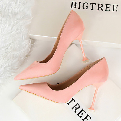 Eko bőrből vagy öko velúrból készült stílusos női magassarkú cipő