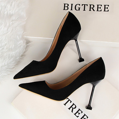 Eko bőrből vagy öko velúrból készült stílusos női magassarkú cipő