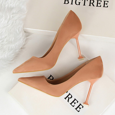 Eko bőrből vagy öko velúrból készült stílusos női magassarkú cipő