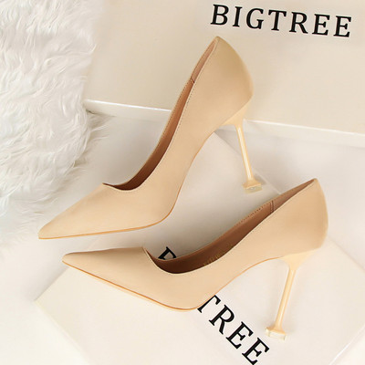 Eko bőrből vagy öko velúrból készült stílusos női magassarkú cipő