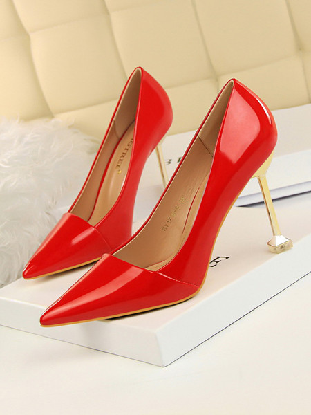 Eko bőrből vagy öko velúrból készült stílusos női magassarkú cipő