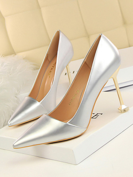 Eko bőrből vagy öko velúrból készült stílusos női magassarkú cipő