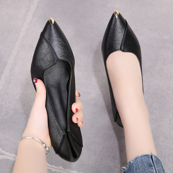 Stilīgas sieviešu kurpes ar zemiem papēžiem - smails modelis