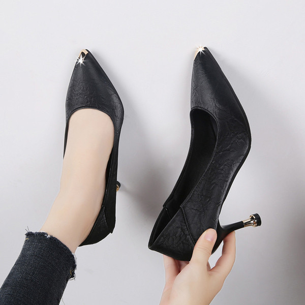 Stilīgas sieviešu kurpes ar zemiem papēžiem - smails modelis