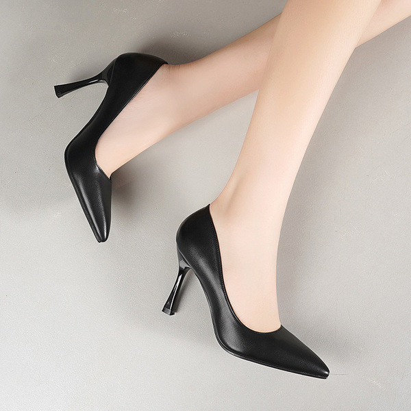 Stílusos női bőrcipő magassarkúval