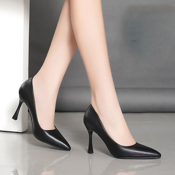 Stílusos női bőrcipő magassarkúval