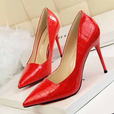 Aktuális női cipők eko bőrből, magassarkúval