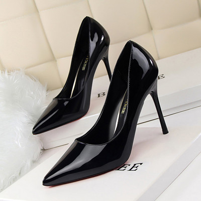 Aktuális női cipők eko bőrből, magassarkúval