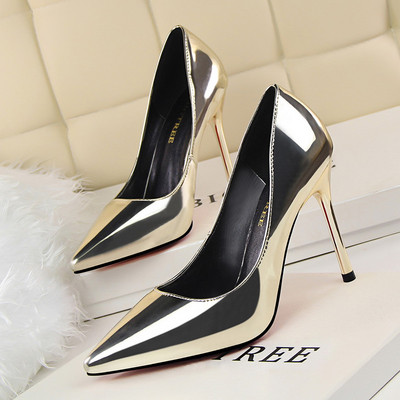 Aktuális női cipők eko bőrből, magassarkúval