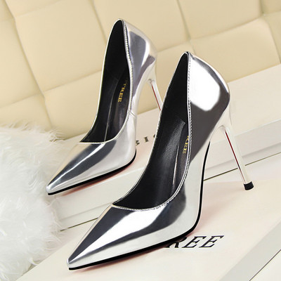 Aktuális női cipők eko bőrből, magassarkúval