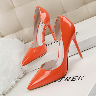 Aktuális női cipők eko bőrből, magassarkúval