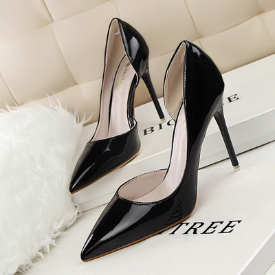 Aktuális női cipők eko bőrből, magassarkúval