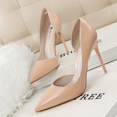 Aktuális női cipők eko bőrből, magassarkúval