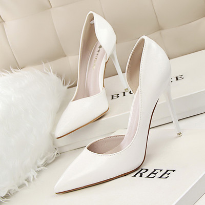 Aktuális női cipők eko bőrből, magassarkúval