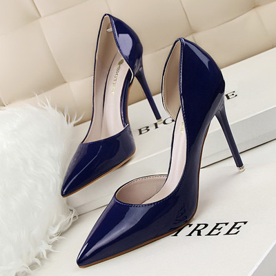 Aktuális női cipők eko bőrből, magassarkúval