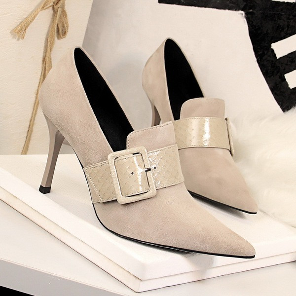 Csatos női cipő kihegyezett modellje - öko velúr