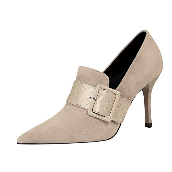 Csatos női cipő kihegyezett modellje - öko velúr