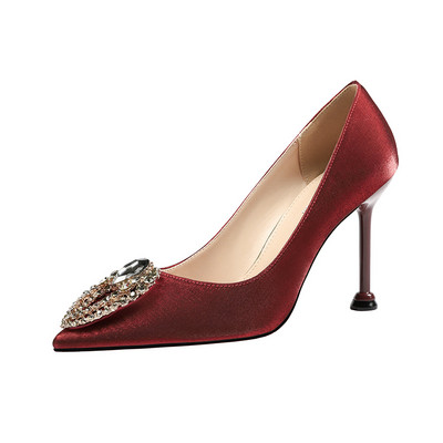 Γυναικεία κομψά παπούτσια με διακοσμιτικές πέτρες και λεπτό τακούνι