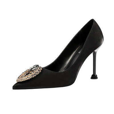 Γυναικεία κομψά παπούτσια με διακοσμιτικές πέτρες και λεπτό τακούνι