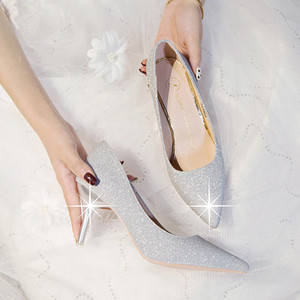 Elegáns cipő új modellje hegyes orrral és fényes részecskékkel