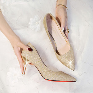 Elegáns cipő új modellje hegyes orrral és fényes részecskékkel