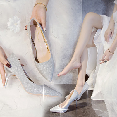 Elegáns cipő új modellje hegyes orrral és fényes részecskékkel