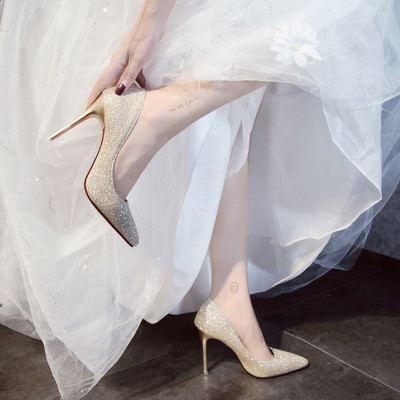 Elegáns cipő új modellje hegyes orrral és fényes részecskékkel